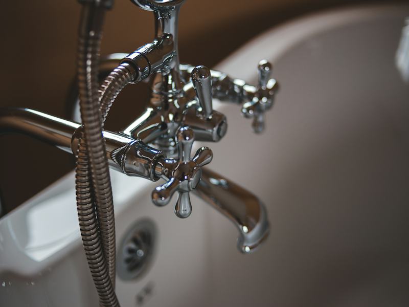 Robinetterie chromée de baignoire