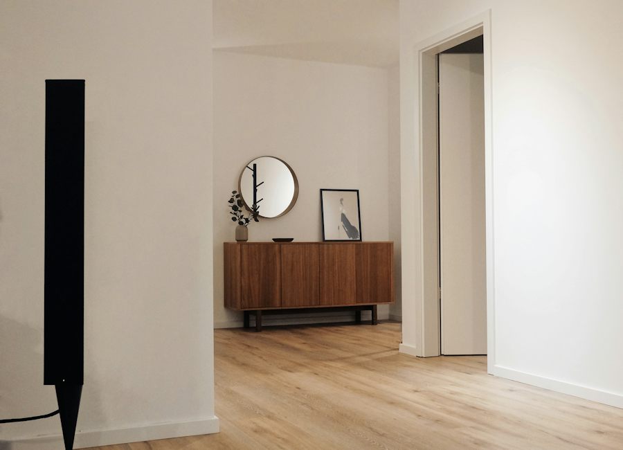 Appartement entièrement rénové, parquet clair et murs blancs
