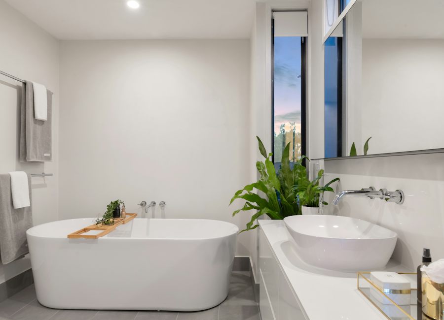 Salle de bain moderne avec baignoire îlot